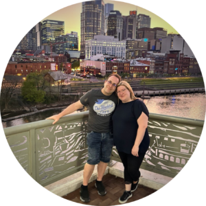 Sabrina & Michael von Travel with us vor der Skyline von Nashville